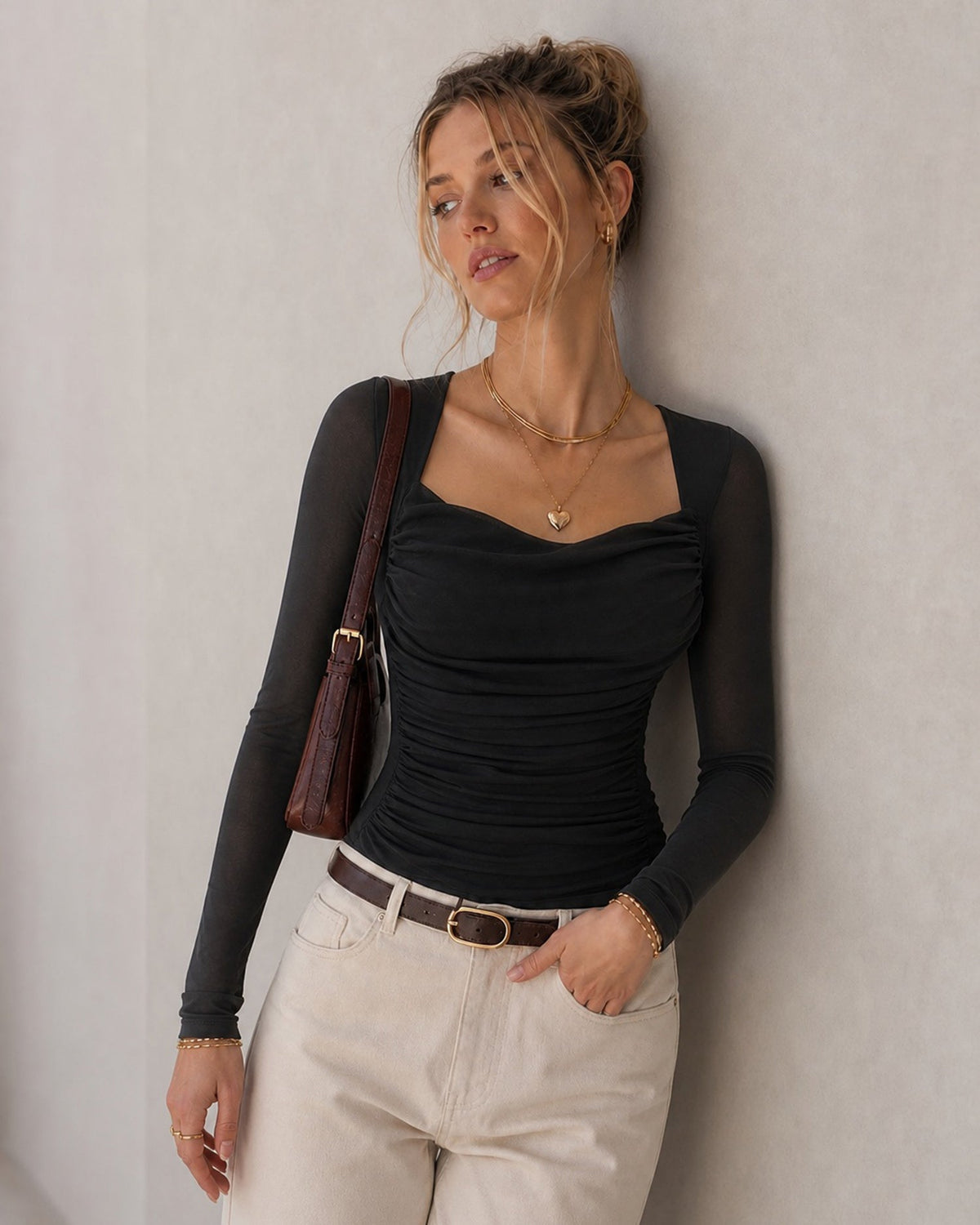 Camiseta negra de malla con escote corazón