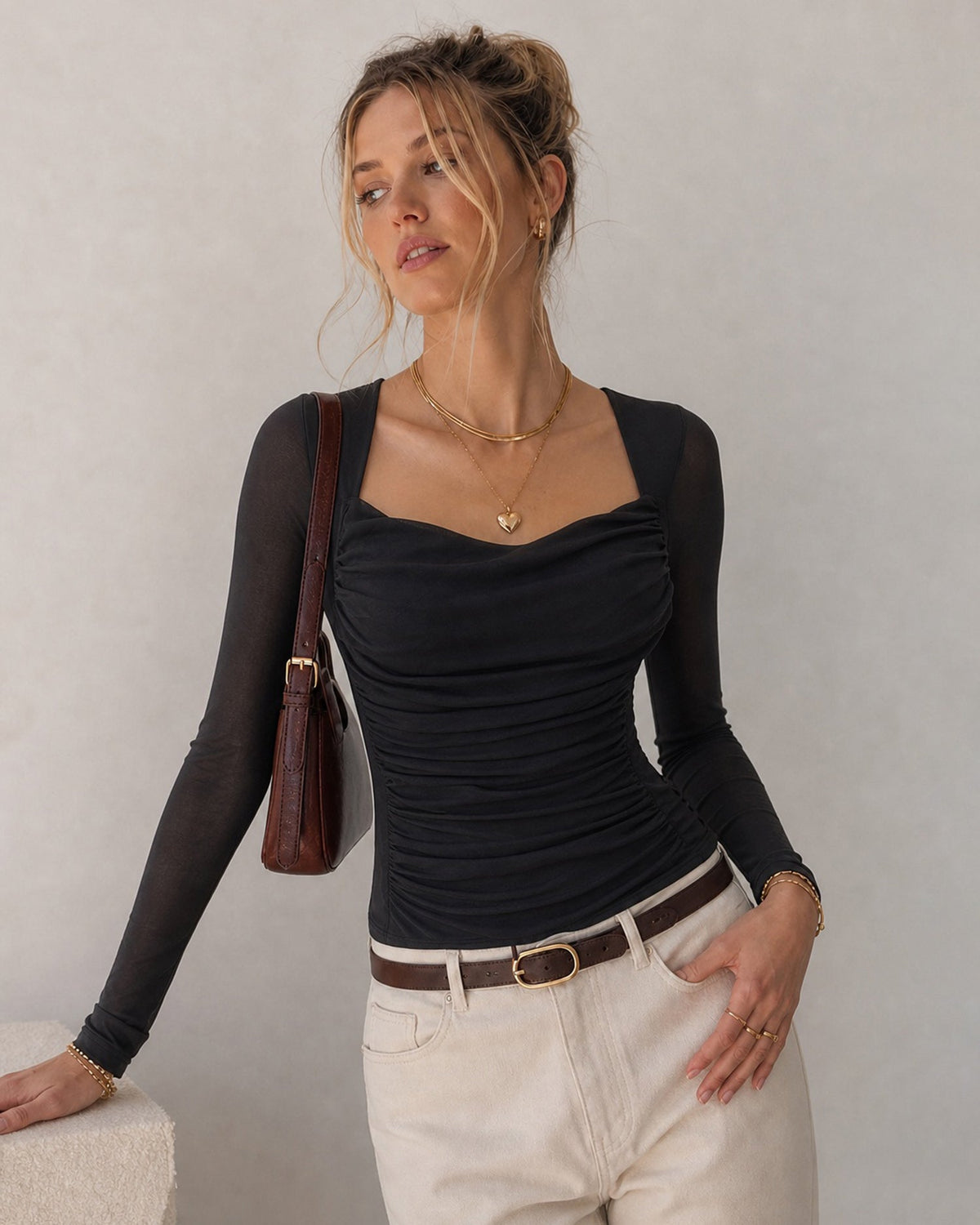 Camiseta negra de malla con escote corazón