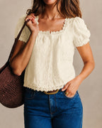 Camiseta albaricoque de flores con escote cuadrado y botones
