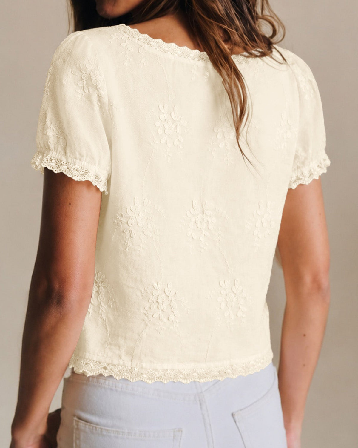 Camiseta albaricoque de flores con escote cuadrado y botones
